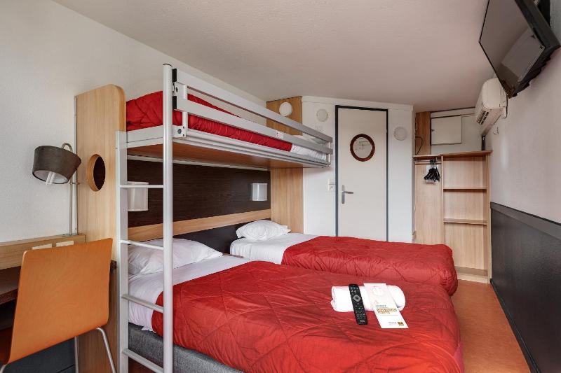 Triple Room with 3 Single Beds image 1