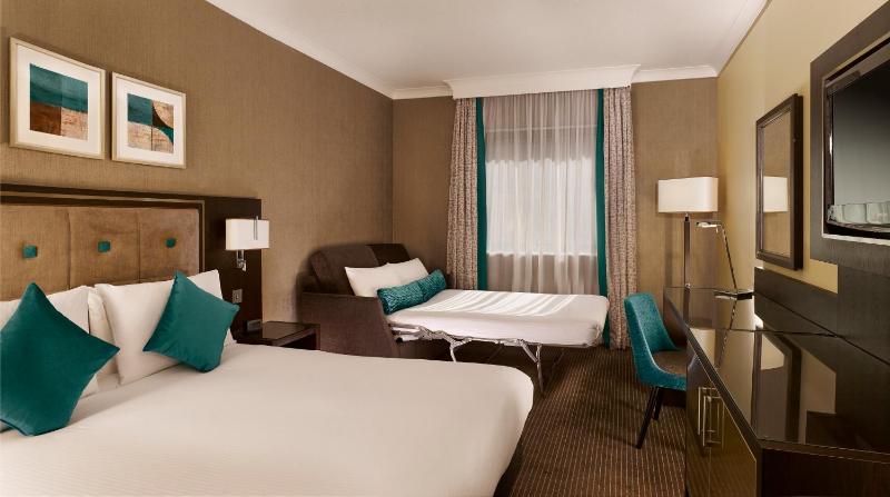 Deluxe Queen Room image 3