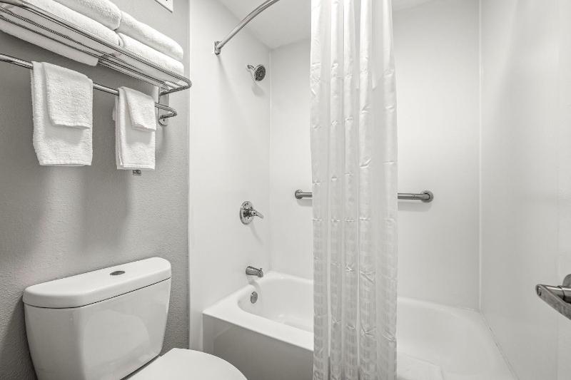 Standard King Room image 4