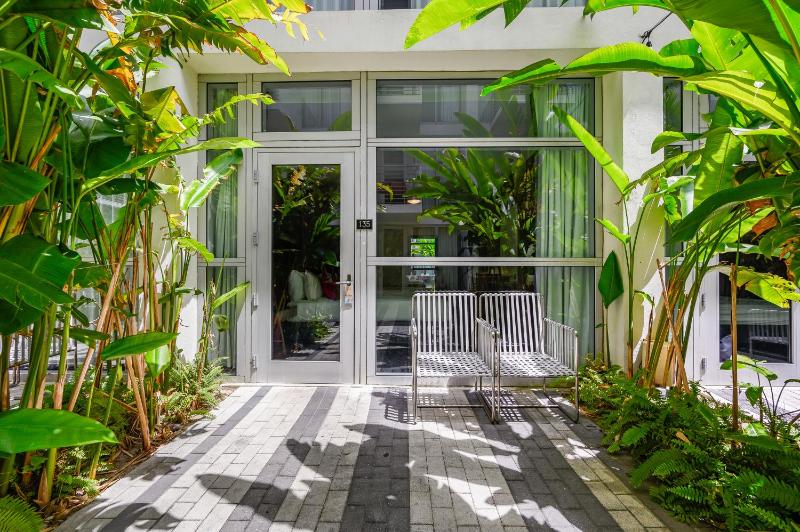 Deluxe Double Room with Garden View image 2