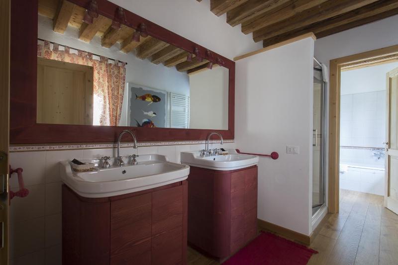 Large Twin Room image 4