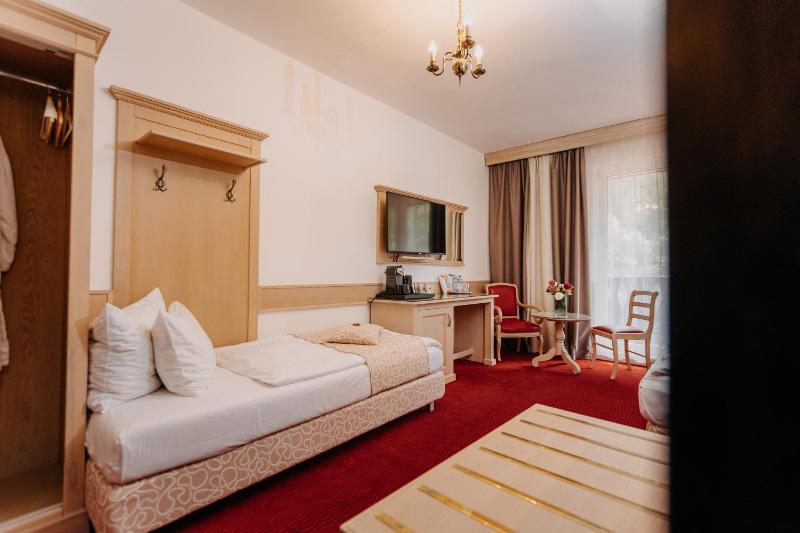 Superior Triple Room image 2