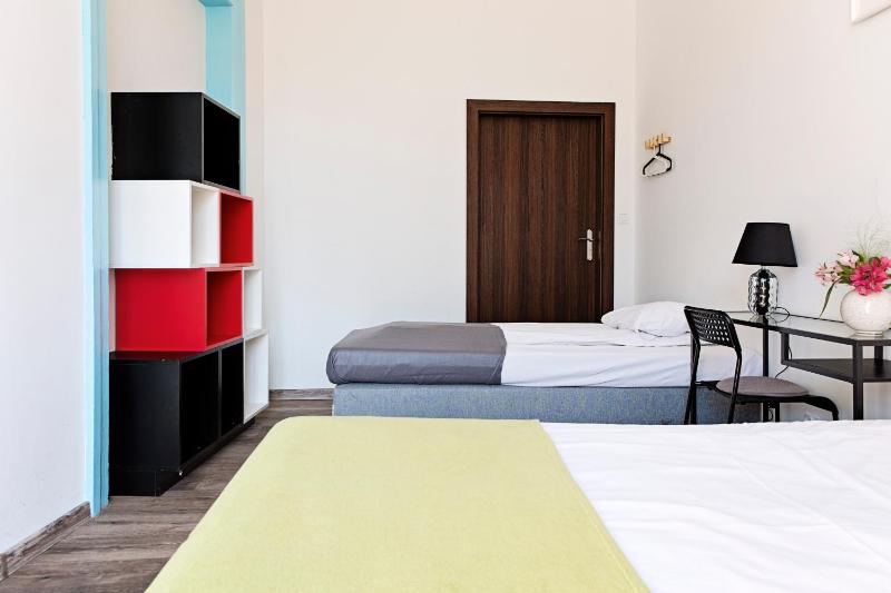 Twin Room image 4