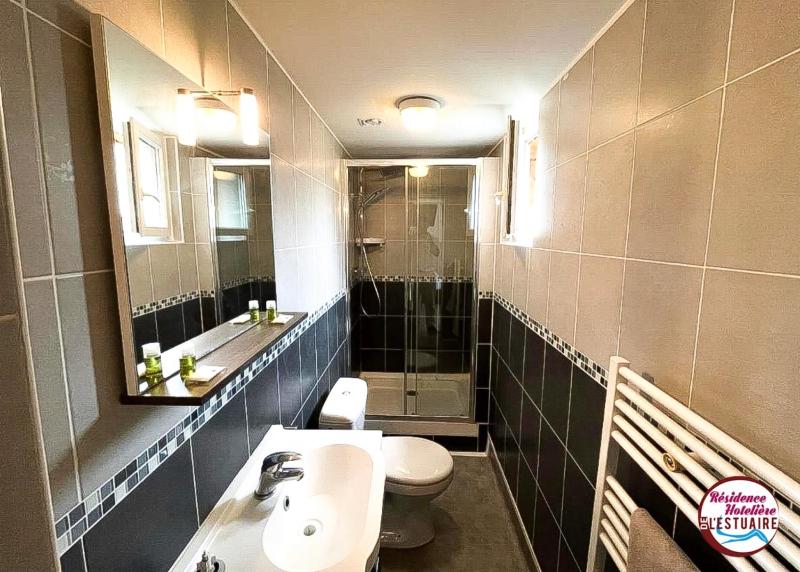 Twin Room image 4