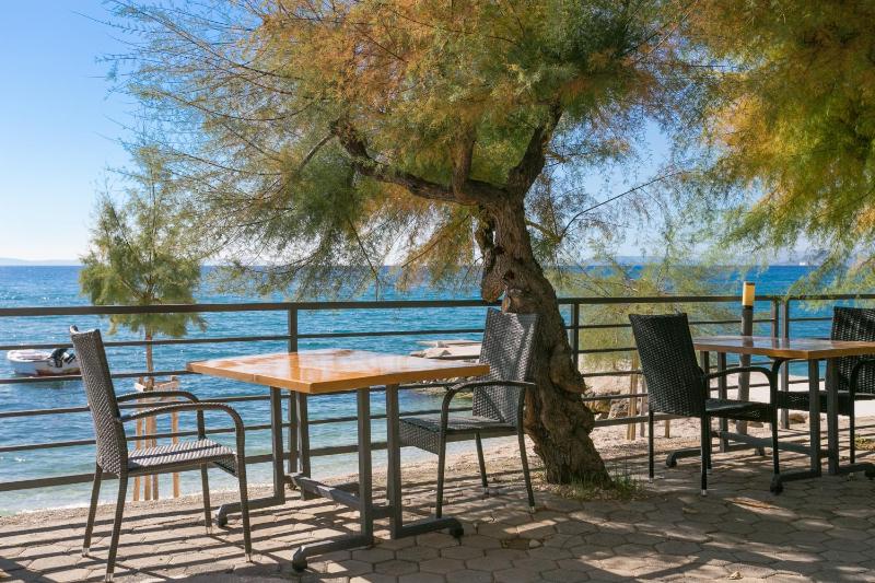 Family friendly seaside apartments Podstrana Split - 13725 - image 12