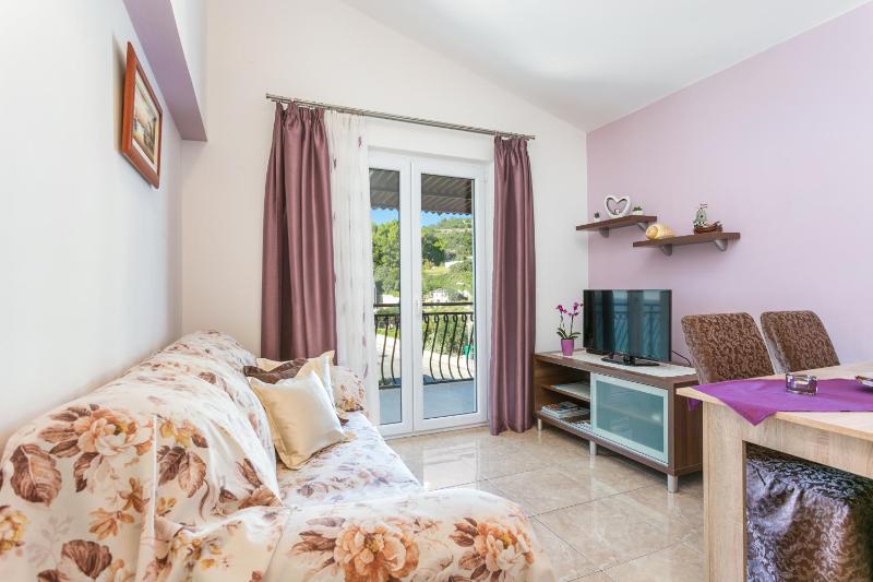 Family friendly seaside apartments Podstrana Split - 13725 - image 9