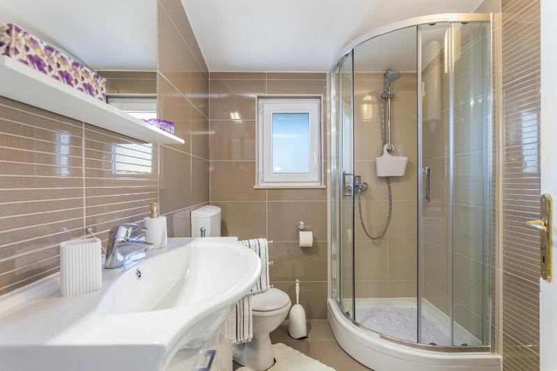 Family friendly seaside apartments Podstrana Split - 13725 - image 18