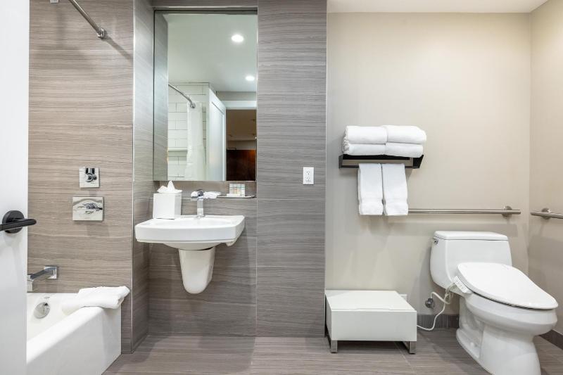Double Room with Two Double Beds and Tub - Mobility and Hearing Accessible image 1