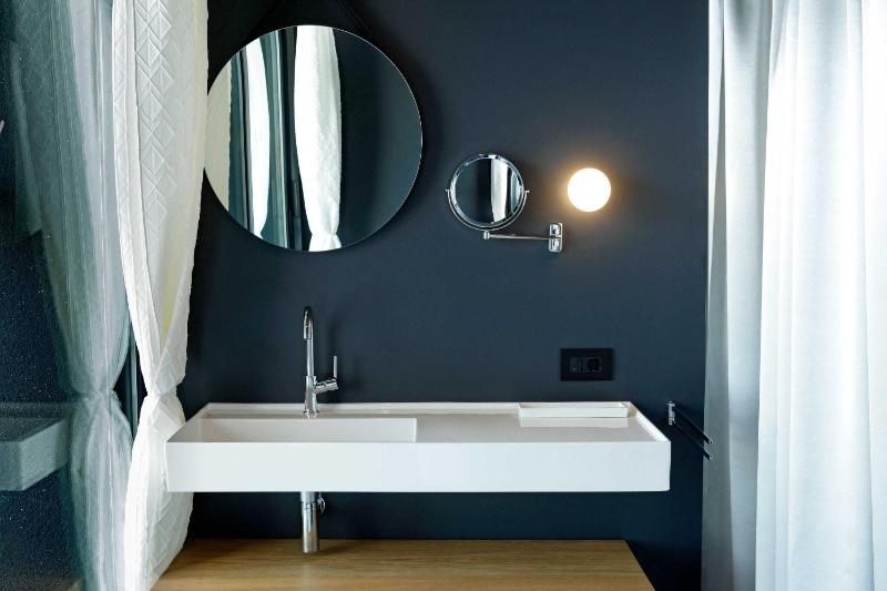 Superior Double Room with Bath and Balcony image 4