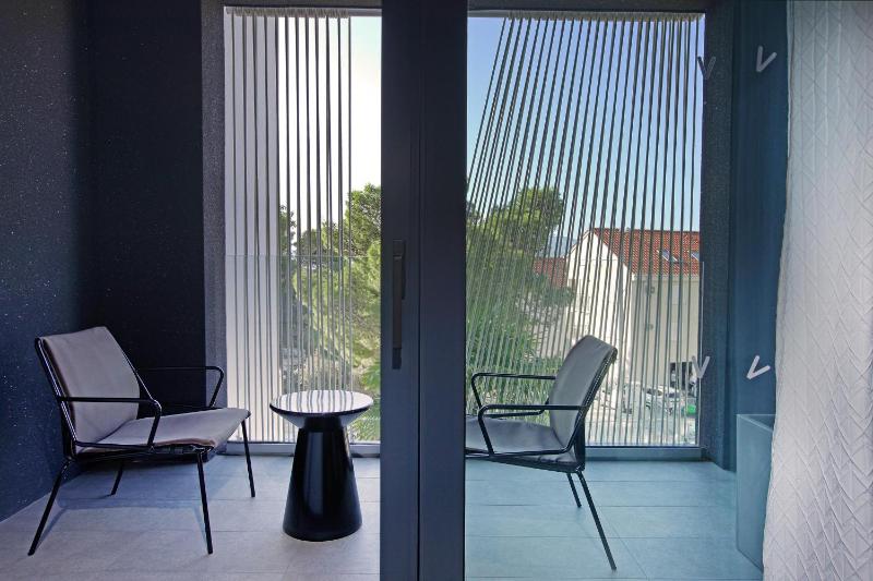 Superior Double Room with Bath and Balcony image 3