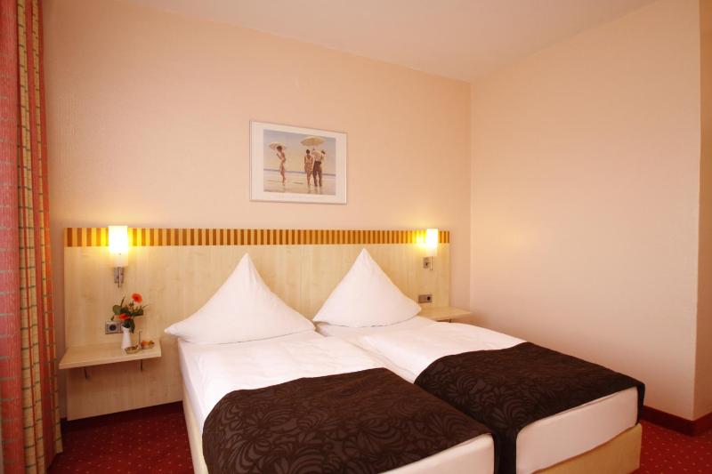 Standard Double Room image 4
