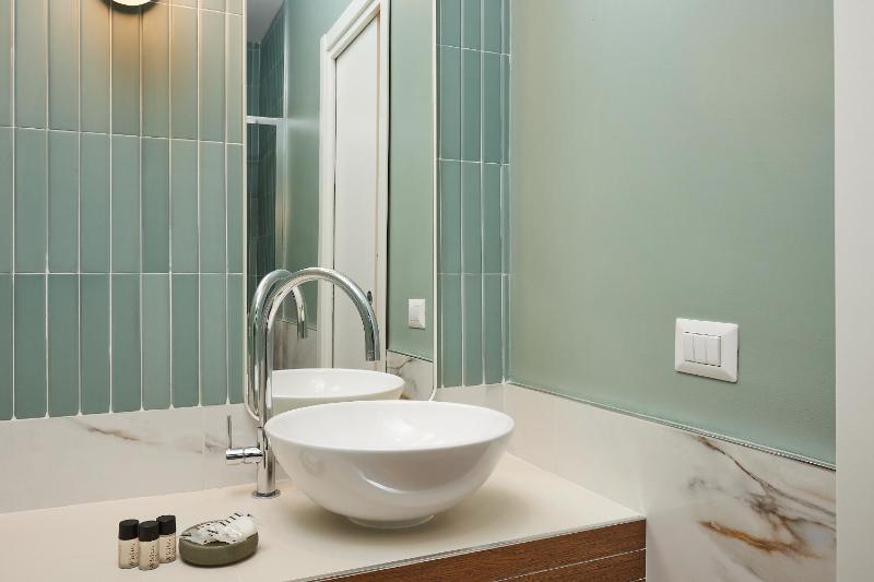 Deluxe Double or Twin Room image 4