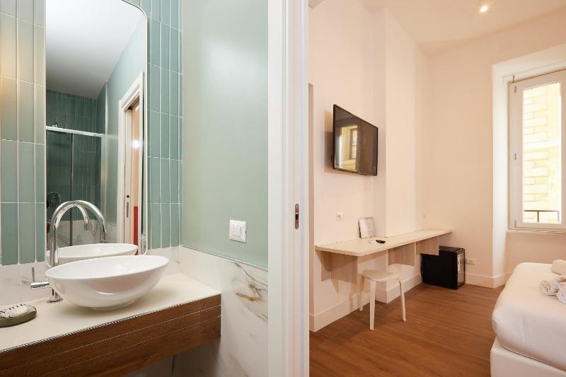 Deluxe Double or Twin Room image 3