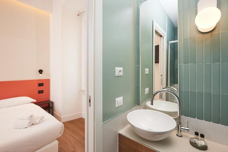 Small Deluxe Room image 3