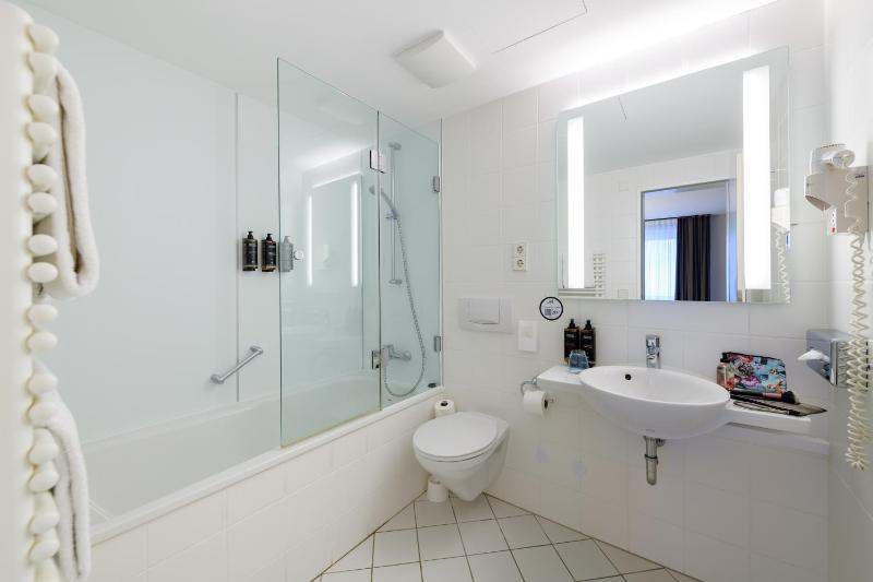 Standard Twin Room image 3