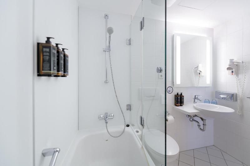 Standard Twin Room image 2