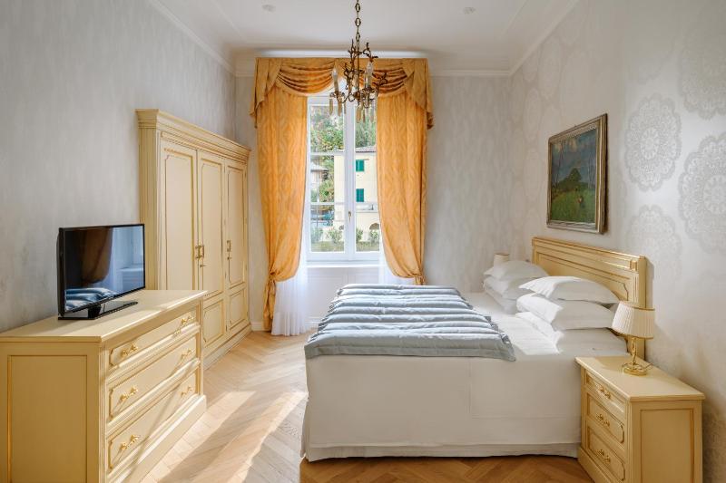 Classic Double Room with Park View image 1