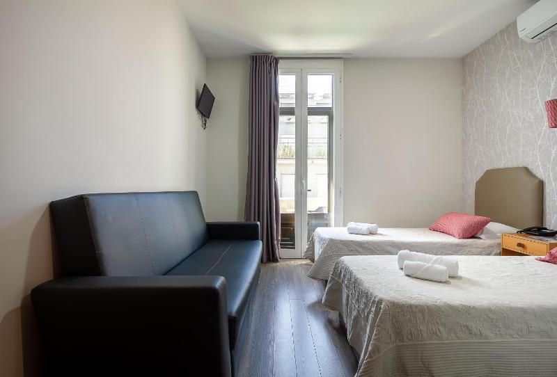 Twin Room image 3