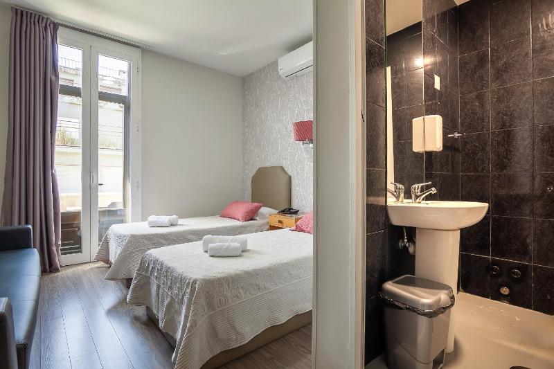 Twin Room image 2