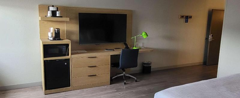 Deluxe King Room image 3
