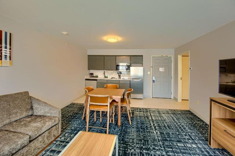 One-Bedroom Corner Queen Suite image 3