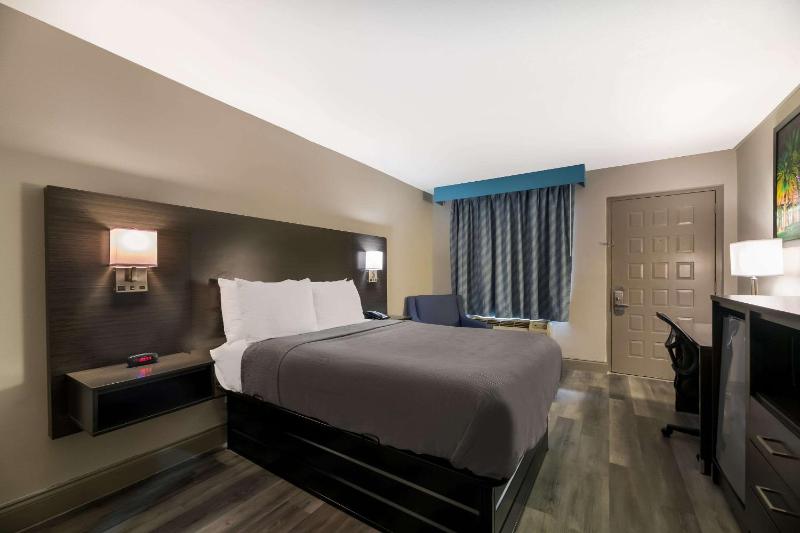 Queen Room with Roll-In Shower - Disability Access/Non Smoking image 1