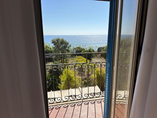 Double Room with Balcony and Sea View image 2