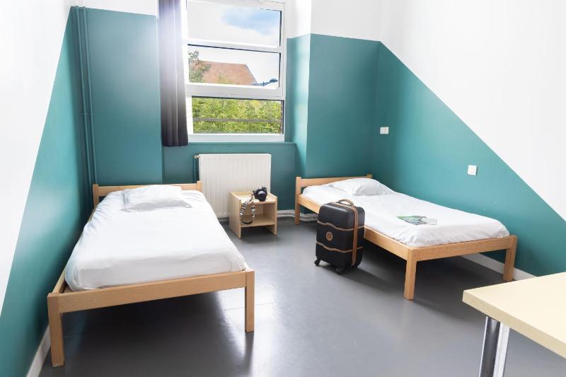Twin Room with Bathroom image 1