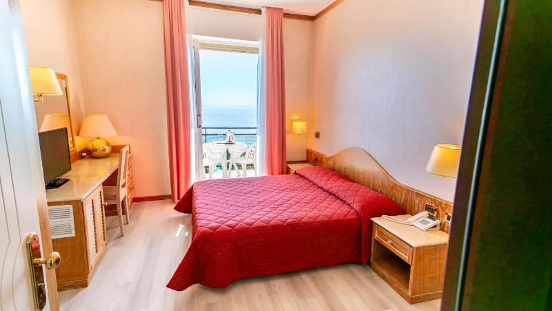 Double Room with Balcony and Sea View image 3