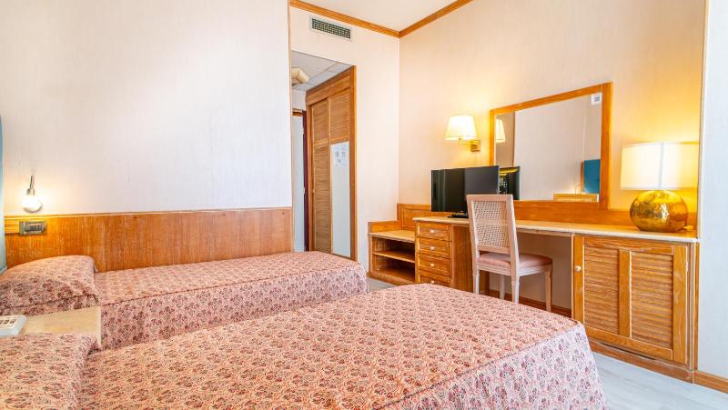 Twin Room image 3