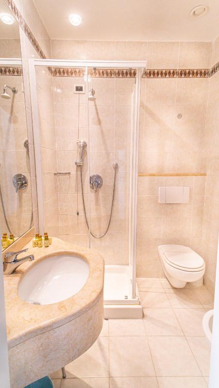 Twin Room image 4