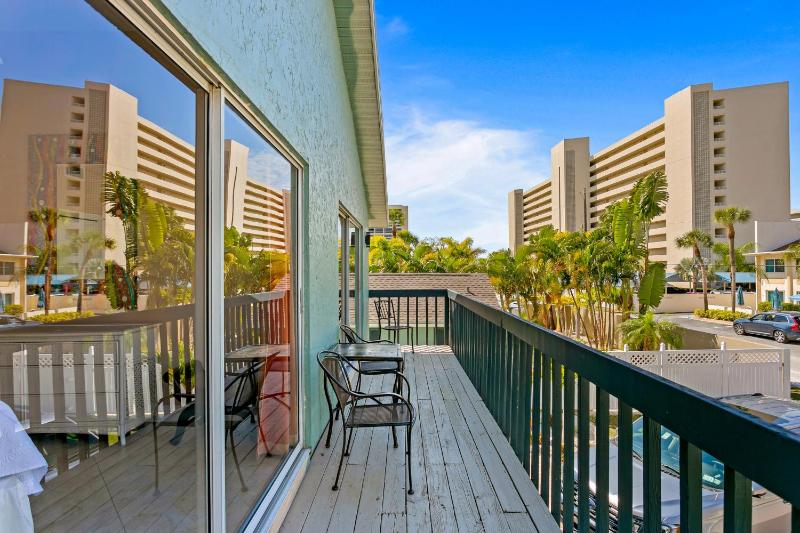 Spacious 1 bedroom 1 bath gulf side 200 steps to Crescent Beach sleeps 4 - image 13