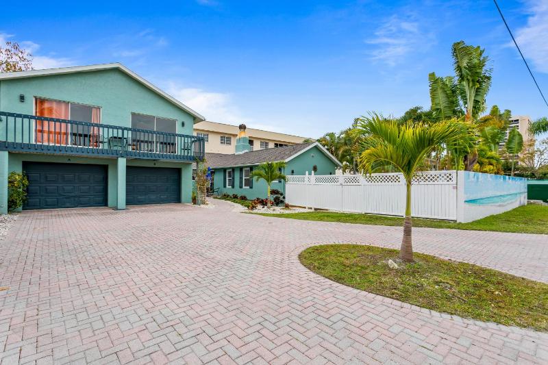 Spacious 1 bedroom 1 bath gulf side 200 steps to Crescent Beach sleeps 4 - image 17