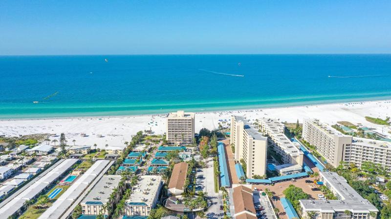 Spacious 1 bedroom 1 bath gulf side 200 steps to Crescent Beach sleeps 4 - image 11