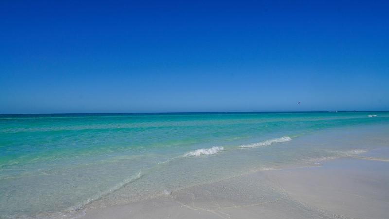Spacious 1 bedroom 1 bath gulf side 200 steps to Crescent Beach sleeps 4 - image 2
