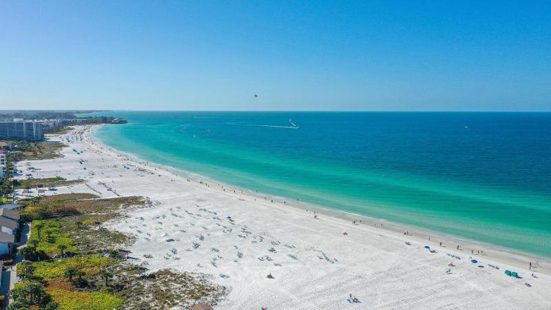 Spacious 1 bedroom 1 bath gulf side 200 steps to Crescent Beach sleeps 4 - image 10