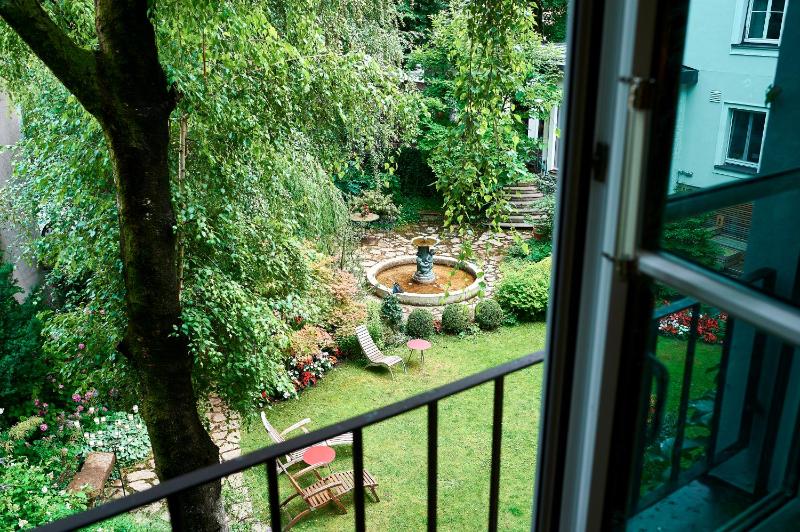 Superior Double Room with Garden View image 1