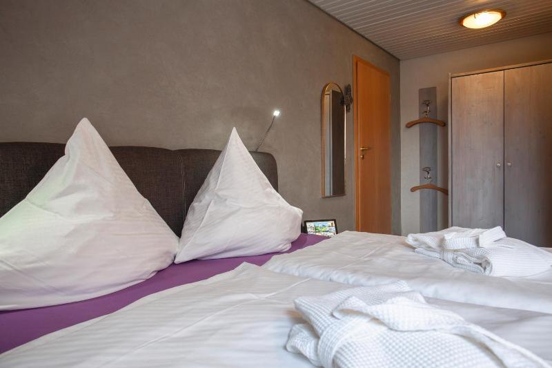 Double Room image 3