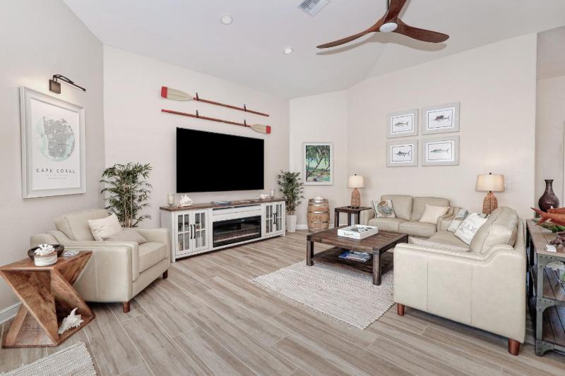 Newly renovated 3 bed/3 bath in the Four Mile Cove area w. heated pool and spa. Gulf access! - image 47