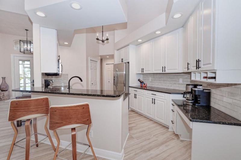 Newly renovated 3 bed/3 bath in the Four Mile Cove area w. heated pool and spa. Gulf access! - image 13