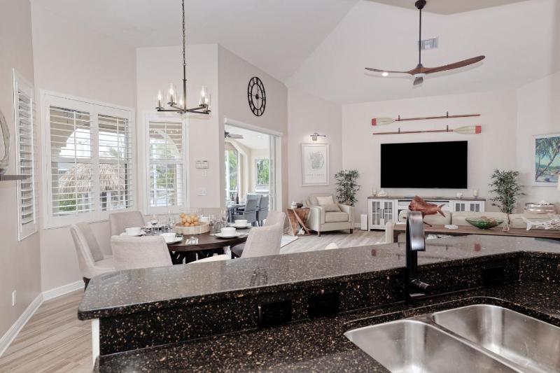 Newly renovated 3 bed/3 bath in the Four Mile Cove area w. heated pool and spa. Gulf access! - image 9
