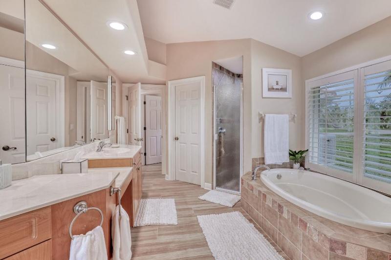 Newly renovated 3 bed/3 bath in the Four Mile Cove area w. heated pool and spa. Gulf access! - image 39