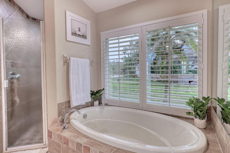 Newly renovated 3 bed/3 bath in the Four Mile Cove area w. heated pool and spa. Gulf access! - image 43