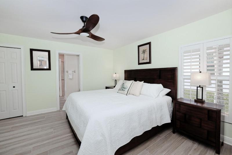 Newly renovated 3 bed/3 bath in the Four Mile Cove area w. heated pool and spa. Gulf access! - image 41