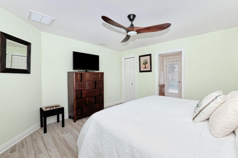 Newly renovated 3 bed/3 bath in the Four Mile Cove area w. heated pool and spa. Gulf access! - image 38