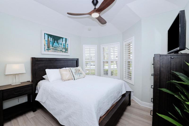 Newly renovated 3 bed/3 bath in the Four Mile Cove area w. heated pool and spa. Gulf access! - image 22