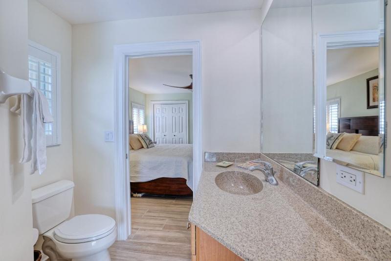 Newly renovated 3 bed/3 bath in the Four Mile Cove area w. heated pool and spa. Gulf access! - image 18