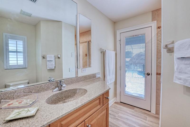 Newly renovated 3 bed/3 bath in the Four Mile Cove area w. heated pool and spa. Gulf access! - image 16