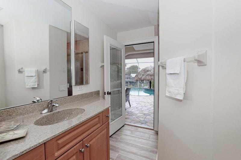 Newly renovated 3 bed/3 bath in the Four Mile Cove area w. heated pool and spa. Gulf access! - image 23