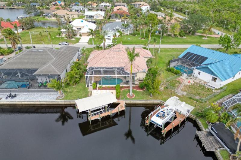 Newly renovated 3 bed/3 bath in the Four Mile Cove area w. heated pool and spa. Gulf access! - image 7